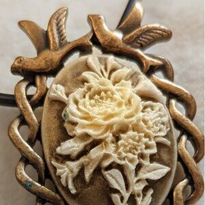 Vintage Style Roses and Birds Design Cameo Pendant Necklace